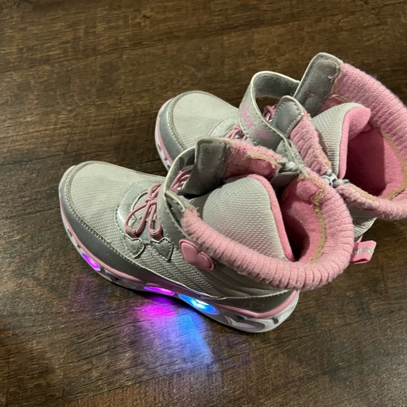 Sketchers winter boots for girls if you going to the snow look no further - Picture 3 of 5